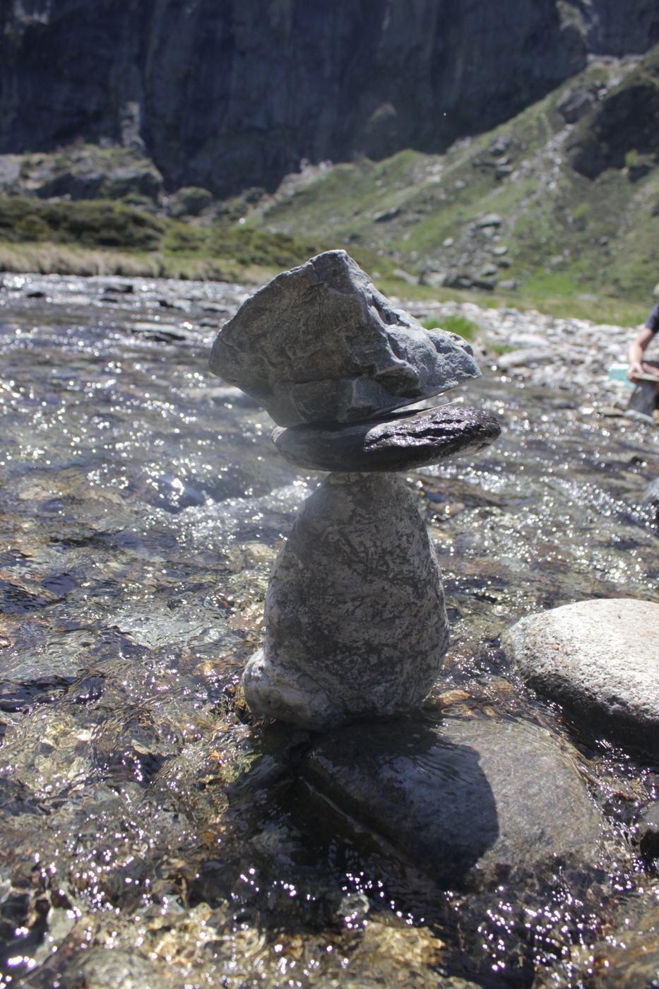 Cairn de pierres empilées dans un torrent de montagne