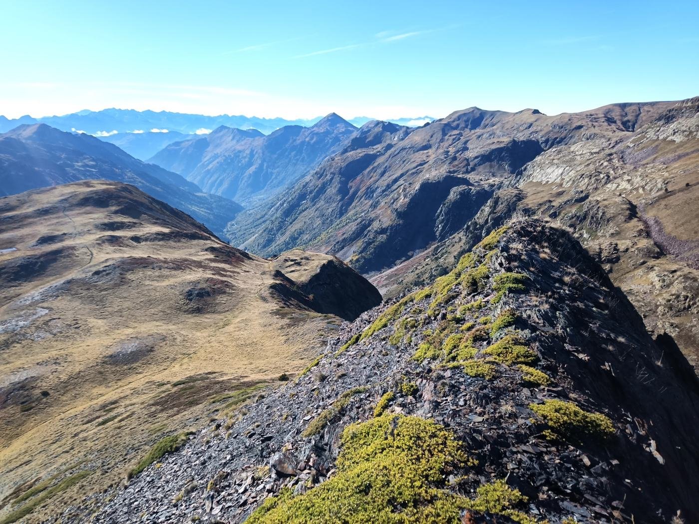 Crête rocheuse couverte de lichen au-dessus de vallées pyrénéennes