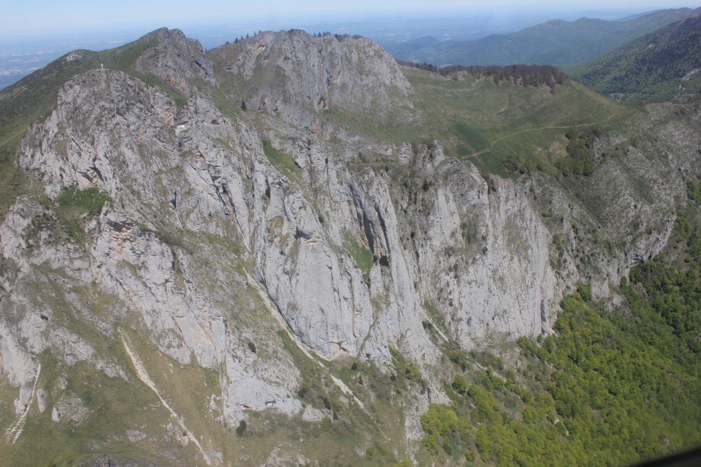 Falaises calcaires et crêtes boisées du Comminges vues d'avion