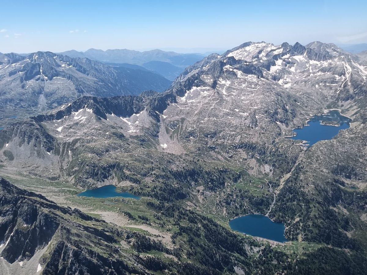 Vue d'avion sur des lacs d'altitude bleus au cœur des crêtes, en été