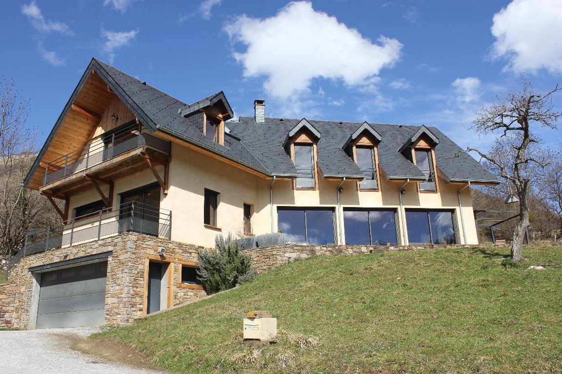 La Tanière des Ours, grand chalet en bois et pierre au milieu des prés