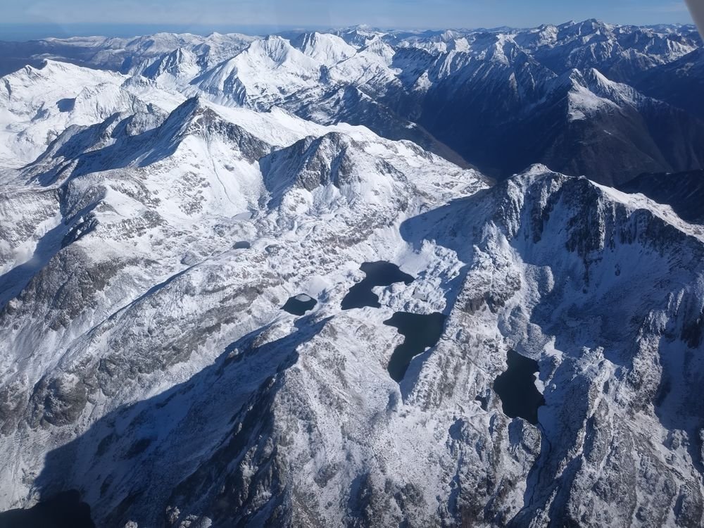 Premières neiges : les lacs gèlent un à un sur les plateaux de granit