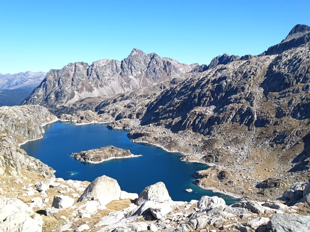 Retour sur terre : un grand lac et son île, vus depuis le sentier