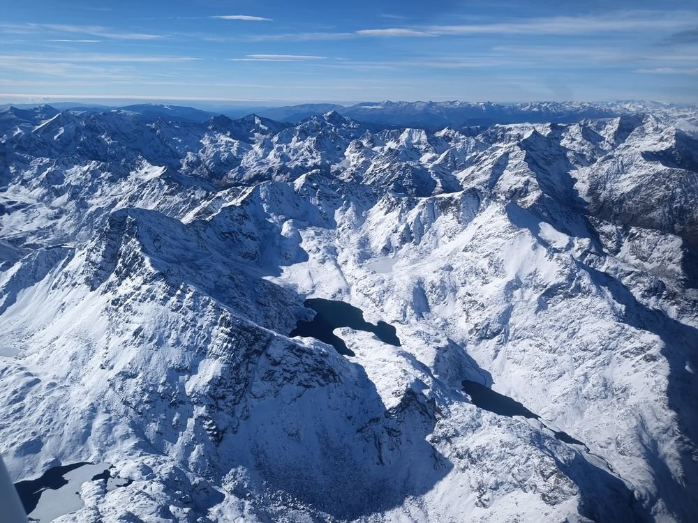 Chapelet de lacs noirs dans la neige, au cœur du massif