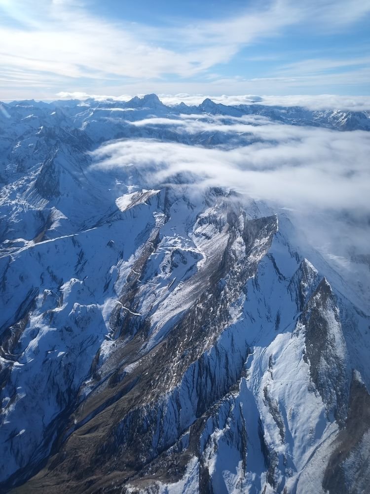 Mer de nuages accrochée aux crêtes, un matin d'automne