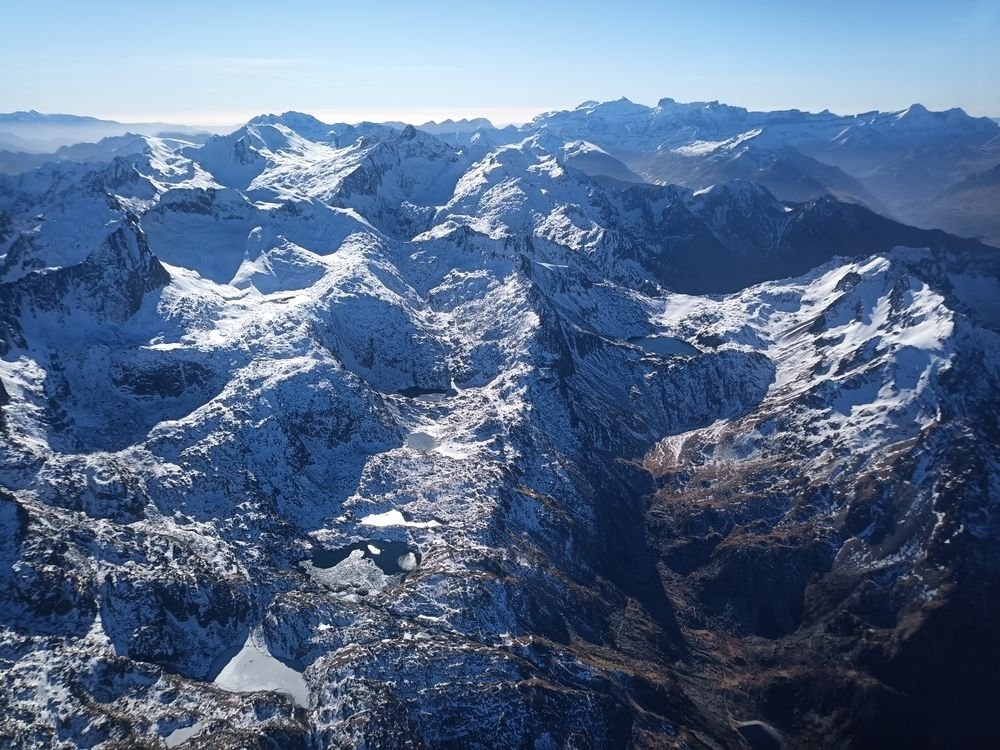 Lumière d'hiver sur les vallons et les lacs encore libres de glace