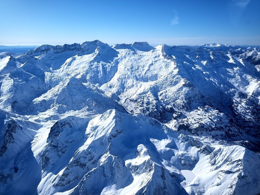 Un océan de sommets enneigés, à perte de vue